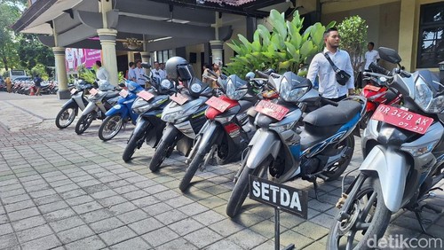 Puluhan kendaraan dinas milik Pemkot Mataram yang ditarik karena tidak sesuai peruntukan, Senin (22/9/2025).