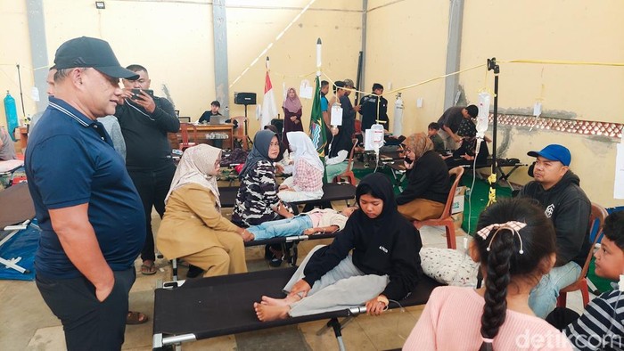 Kepala BGN, Dadan Hindayana Cek Kondisi Siswa Keracunan MBG