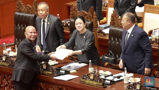 Ketua Badan Anggaran DPR RI, MH Said Abdullah dan Ketua DPR RI, Puan Maharani Dalam Rapat Paripurna DPR  RI, ke-5 Masa Persidangan 1 Tahun Sidang 2025-2026 di Gedung DPR/MPR RI, Senayan, Jakarta, Selasa (23/9/2025). (CNBC Indonesia/Muhammad Sabki)