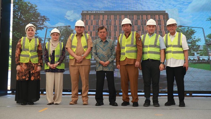 Ketua Dewan Pembina Yayasan RS Islam Faisal, HM Jusuf Kalla melakukan peletakan batu pertama gedung baru RS Faisal, Senin (22/9/2025).