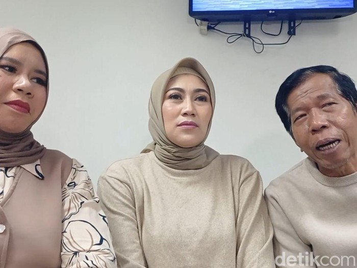Kiwil bersama Rohimah dan Venti di Jalan Kapten P Tendean, Jakarta Selatan, Selasa (23/9/2025).