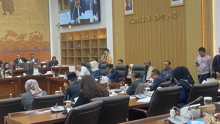 Komisi VI DPR dan Pemerintah rapat bahas RUU BUMN