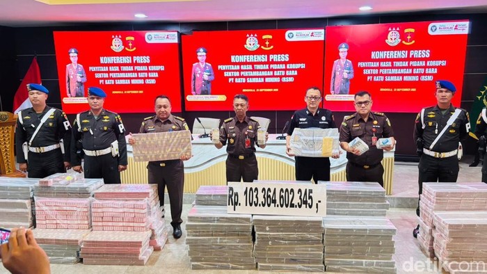 Kejati Bengkulu memamerkan uang hasil sitaan dari kasus dugaan korupsi tambang batu bara