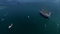 Kapal layar latih kebanggaan TNI AL tersebut sebelumnya menggelar berbagai kegiatan selama berada di Makassar, mulai dari kirab kota hingga open ship yang terbuka untuk masyarakat. Kegiatan ini menjadi bagian dari rangkaian pelayaran Kartika Jala Krida (KJK) 2025 yang diikuti Taruna Akademi TNI Angkatan Laut (AAL) Angkatan ke-72. ANTARA FOTO/Hasrul Said