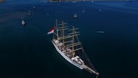 Pelayaran KRI Bima Suci tidak hanya melatih taruna dalam praktik navigasi laut, tetapi juga memperkuat hubungan dengan masyarakat di daerah yang disinggahi. ANTARA FOTO/Hasrul Said