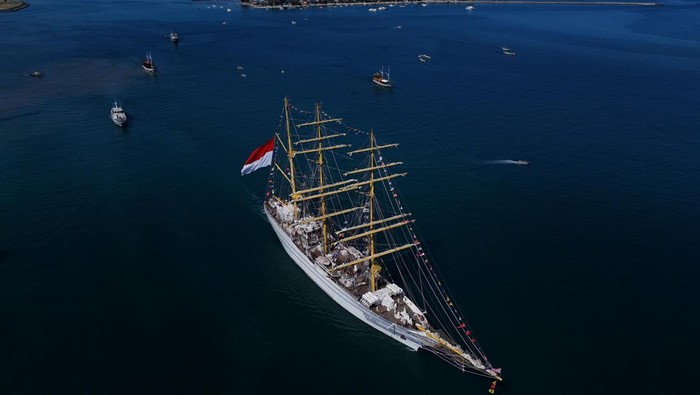 Sejumlah prajurit menyaksikan pemberangkan KRI Bima Suci di Dermaga Hatta Selatan Pelabuhan Makassar, Sulawesi Selatan, Selasa (23/9/2025). Kapal layar latih itu mengakhiri kunjungan selama empat hari di Makassar dengan menggelar kegiatan seperti kirab kota serta open ship dan kembali melanjutkan perjalan ke Surabaya usai melaksanakan pelayaran Kartika Jala Krida (KJK) 2025 Taruna Akademi TNI AL (AAL) Angkatan ke-72. ANTARA FOTO/Hasrul Said