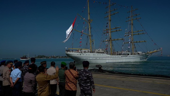 Sejumlah prajurit menyaksikan pemberangkan KRI Bima Suci di Dermaga Hatta Selatan Pelabuhan Makassar, Sulawesi Selatan, Selasa (23/9/2025). Kapal layar latih itu mengakhiri kunjungan selama empat hari di Makassar dengan menggelar kegiatan seperti kirab kota serta open ship dan kembali melanjutkan perjalan ke Surabaya usai melaksanakan pelayaran Kartika Jala Krida (KJK) 2025 Taruna Akademi TNI AL (AAL) Angkatan ke-72. ANTARA FOTO/Hasrul Said