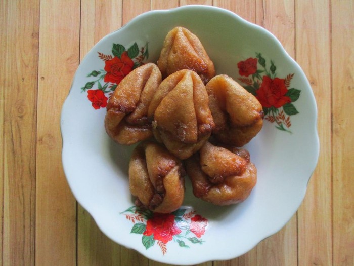 Sepiring kue kontol kejepit atau kue adrem, makanan khas Bantul