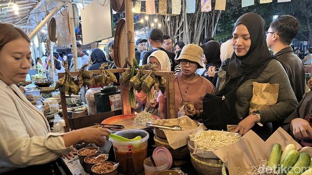 Lapak tobrut (toge brutal) yang berisi toge goreng di Pasar Kangen 2025 di Taman Budaya Yogyakarta, Gondomanan, Kota Jogja, Selasa (23/9/2025).