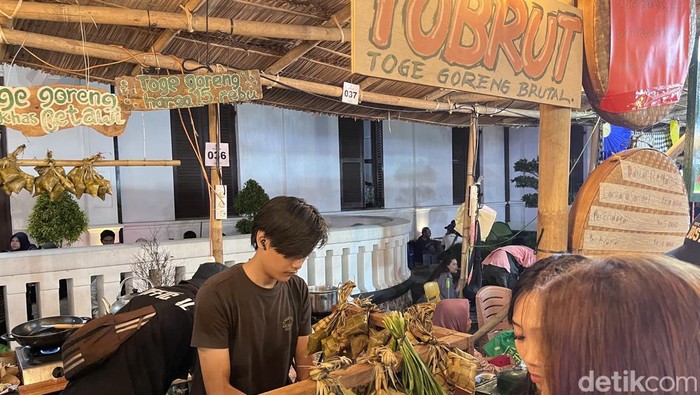 Lapak tobrut (toge brutal) yang berisi toge goreng di Pasar Kangen 2025 di Taman Budaya Yogyakarta, Gondomanan, Kota Jogja, Selasa (23/9/2025).