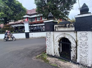 Penampakan Makam Tua Unik di Tengah Jalan Ragasemangsang Purwokerto