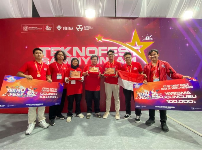 Mahasiswa Indonesia membentangkan bendera Merah Putih usai berhasil meraih juara dalam ajang Teknofest 2025 di Istanbul, Turki, yang berlangsung pada 17-21 September 2025.