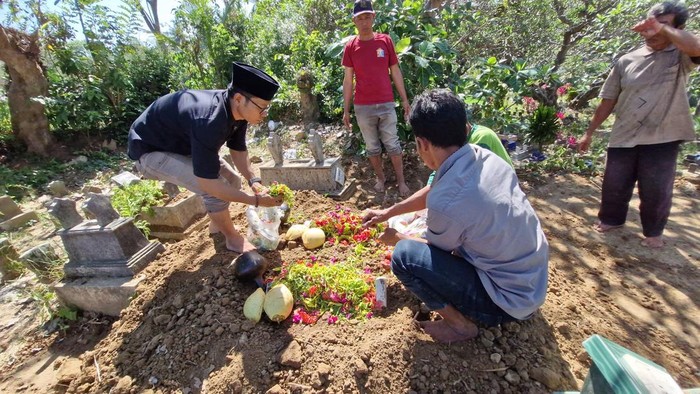 Makam pasutri yang dibunuh anak kandung di Ponorogo
