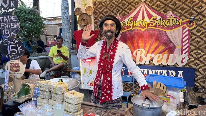 Mbok Brewok di Pasar Kangen Jogja 2025. Mbok Brewok ini menjual sego gurih Sekaten.