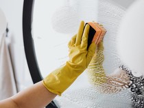 Kaca di Rumah Bisa Kinclong Lagi Pakai Sabun Cuci Piring, Ini Caranya