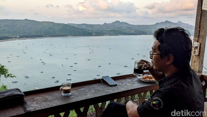 Menikmati Pemandangan Pantai Gemah Tulungagung