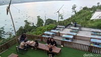 Banyak warga yang menikmati sore hari dengan panorama pantai di kafe-kafe sepanjang Jalur Lingkar Selatan.