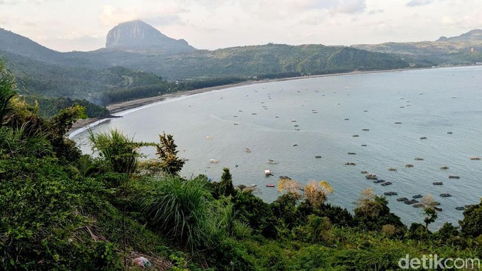 Menikmati Pemandangan Pantai Gemah Tulungagung