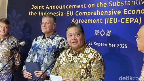 Menko Perekonomian RI Airlangga Hartanto saat konferensi pers Indonesia dengan Uni Eropa di Nsua Dua, Badung, Selasa (23/9/2025). (Rizki Setyo)