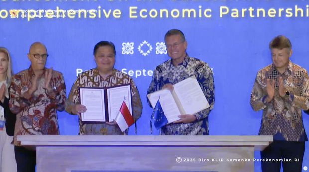 Menteri Koordinator Bidang Perekonomian Airlangga Hartarto saat menandatangani MoU dalam Pernyataan Bersama soal Kesimpulan Substansial Indonesia IEU-CEPA, di Bali, Selasa (23/9/2025). (Tangkapan Layar Youtube/PerekonomianRI)
