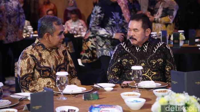 Sejumlah menteri Kabinet Merah Putih menghadiri malam puncak Adhyaksa Awards 2025. Pimpinan MPR RI hingga KPK turut hadir.