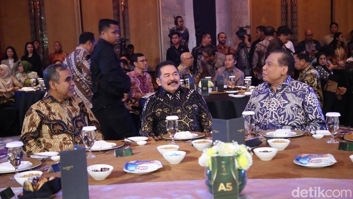 Menteri Prabowo dan Ketua MPR Hadir Meriahkan Adhyaksa Awards 2025 Sejumlah menteri Kabinet Merah Putih menghadiri malam puncak Adhyaksa Awards 2025. Pimpinan MPR RI hingga KPK turut hadir.