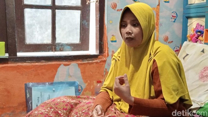 Misri, warga Kabupaten Cirebon menderita kaki gajah.