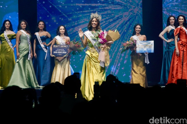 Sebagai pemenang, Sanly akan mewakili Indonesia di Miss Universe 2025 yang akan digelar di Thailand pada November mendatang. Waktu persiapannya terbilang singkat, tapi ia tetap optimis. “Target sekarang adalah fokus mempersiapkan diri dengan baik. Mohon doanya ya,” kata Sanly. (Foto: Grandyos Zafna/detikcom)