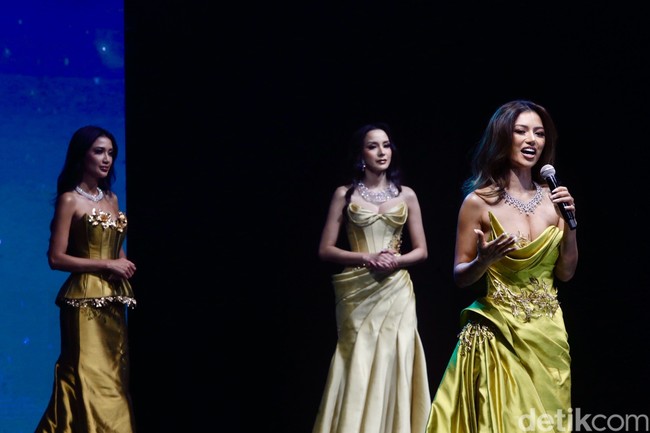 Top 6 Miss Universe Indonesia 2025 kemudian diseleksi lagi menjadi top 3. Mereka yang menjadi top 3 Miss Universe Indonesia 2025 adalah Sanly Liu, Kirana Larasati, dan Rita Nurmaliza. Foto: Grandyos Zafna/detikcom