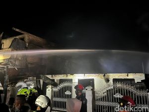 Bentrokan di Tallo Makassar Hanguskan 6 Rumah, Damkar Sempat Ditahan Massa