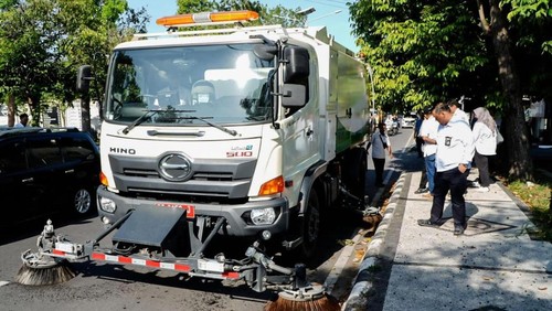 Mobil road sweeper saat membersihkan salah satu jalan raya di NTB. (Dok. MGPA)