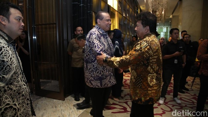 Malam puncak penganugerahan Adhyaksa Awards 2025 digelar malam ini. Jaksa Agung Sanitiar (ST) Burhanuddin dan Chairman CT Corp, Chairul Tanjung (CT) hadir. CT tiba pukul 18.53 WIB. Tak berapa lama, ST Burhanuddin tiba pukul 19.10 WIB.