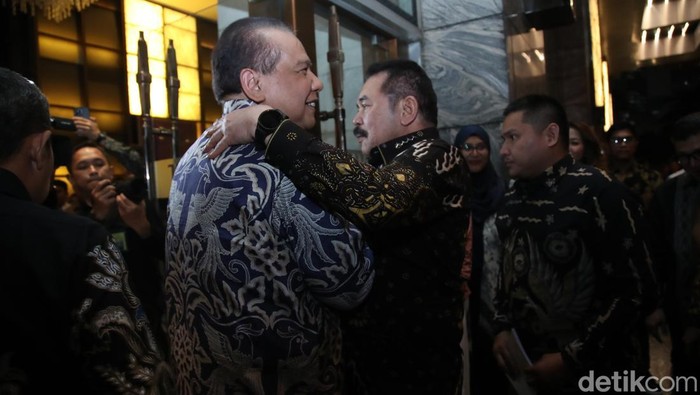 Momen Chairul Tanjung-Jaksa Agung Hadiri Malam Puncak Adhyaksa Awards 2025 Malam puncak penganugerahan Adhyaksa Awards 2025 digelar malam ini. Jaksa Agung Sanitiar (ST) Burhanuddin dan Chairman CT Corp, Chairul Tanjung (CT) hadir. CT tiba pukul 18.53 WIB. Tak berapa lama, ST Burhanuddin tiba pukul 19.10 WIB.