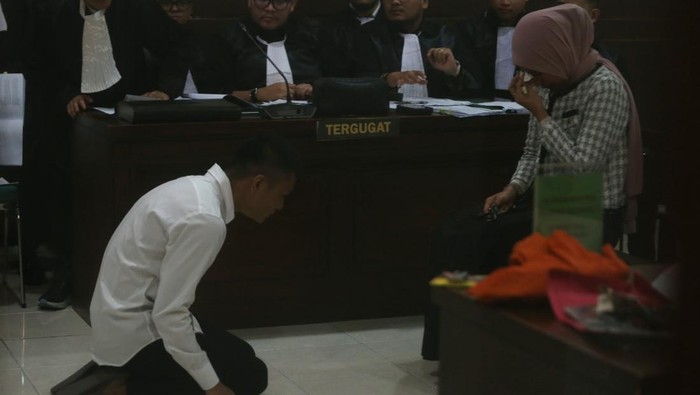 Momen Christiano Tarigan bersimpuh meminta maaf ke ortu Argo saat proses sidang di PN Sleman, Selasa (23/9/2025).