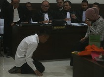 Isak Tangis Ibu Argo Maafkan Christiano yang Bersimpuh di Ruang Sidang