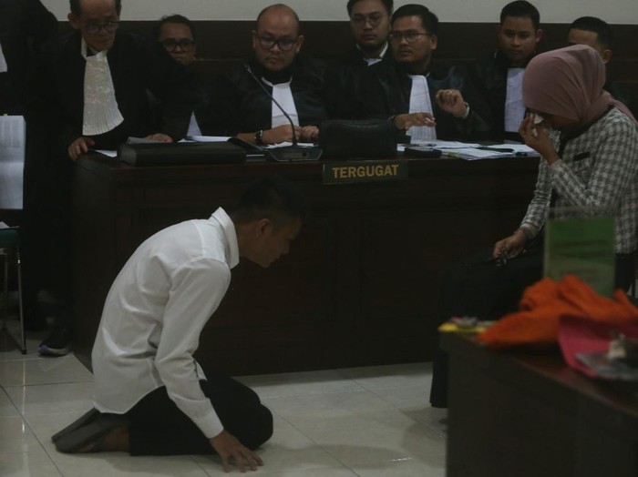 Momen Christiano Tarigan bersimpuh meminta maaf ke ortu Argo saat proses sidang di PN Sleman, Selasa (23/9/2025).