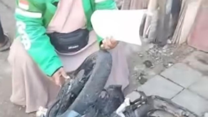 Motor driver ojol yang dibakar massa saat perang kelompok di Tallo Makassar.