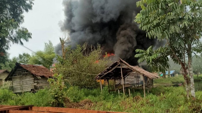 OPM pimpinan Elkius Kobak membakar rumah usai menembak mati penghuninya di Asmat.