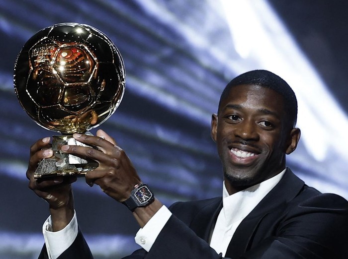 Soccer Football - Ballon dOr - Theatre du Chatelet, Paris, France - September 22, 2025 Paris St Germains Ousmane Dembele celebrates after winning the mens Ballon dOr award REUTERS/Benoit Tessier