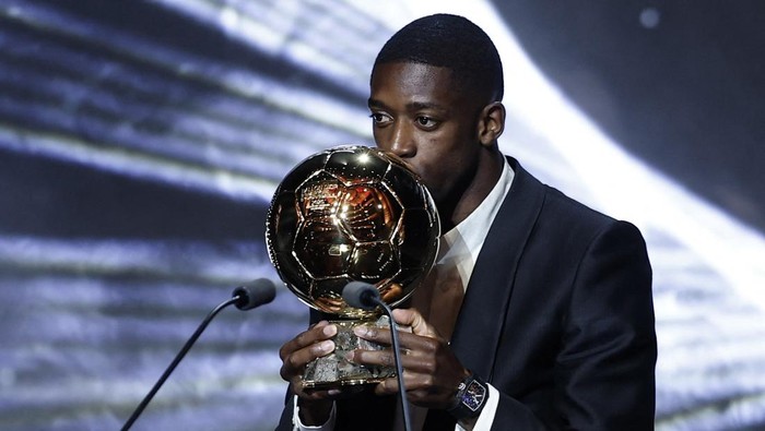 Soccer Football - Ballon dOr - Theatre du Chatelet, Paris, France - September 22, 2025 Paris St Germains Ousmane Dembele celebrates after winning the mens Ballon dOr award REUTERS/Benoit Tessier