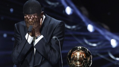 Soccer Football - Ballon dOr - Theatre du Chatelet, Paris, France - September 22, 2025 Paris St Germains Ousmane Dembele celebrates after winning the mens Ballon dOr award REUTERS/Benoit Tessier