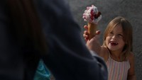 Seorang anak kecil menikmati es krim dari Bibbys Ice Cream. REUTERS/Hannah McKay