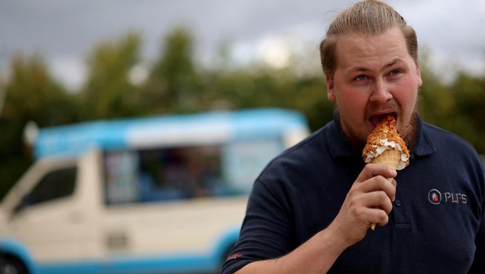Panas September Jadi Berkah Penjual Es Krim Inggris Cuaca hangat yang masih bertahan hingga September membawa berkah tersendiri bagi para penjual es krim di Inggris. Di Basildon, Essex, van Es Krim Bibby tetap berkeliling menawarkan kesegaran manis kepada pelanggan yang ingin menikmati sisa musim panas sebelum dinginnya musim gugur datang. REUTERS/Hannah McKay
