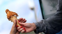 Para pedagang es krim mengakui bahwa perubahan iklim membuat musim panas semakin panjang, sehingga September kini menjadi bulan penting untuk mendulang keuntungan sebelum penjualan menurun drastis saat cuaca dingin tiba. REUTERS/Hannah McKay