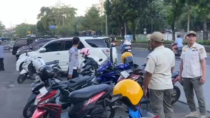 Parkir liar dan meja PKL yang memakan badan Jalan Mayjen Sutoyo, Cawang, Jaktim disorot. Sekitar 100 petugas dikerahkan ke lokasi untuk menjaga ketertiban. (Antara/Siti N)