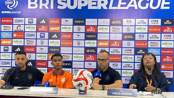 Pelatih dan pemain muda Borneo FC Samarinda Fabio Lefundes dan Dika Adi Nurdiansyah.