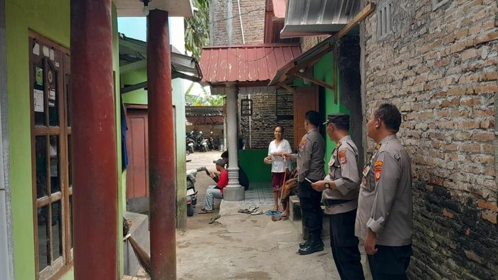 Polisi saat mendatangi TKP pemuda Magelang diciduk warga gegara raba paha ABG di Sewon, Bantul, Selasa (23/9/2025).