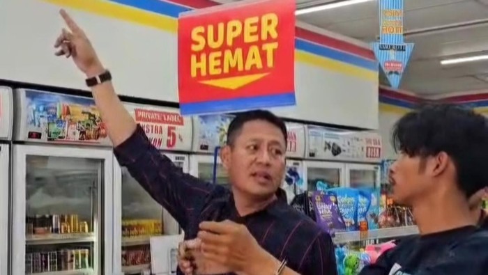 Pelaku pembobolan minimarket di Mojokerto saat rekonstruksi