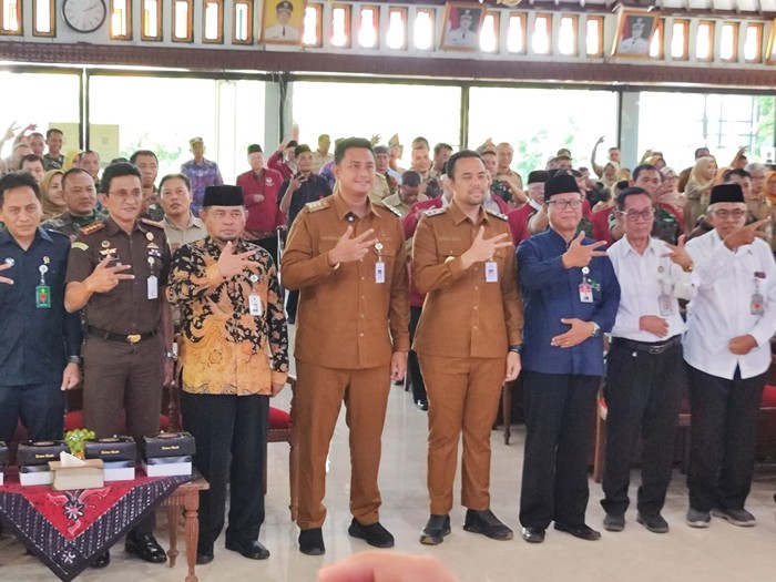 Pemkab Klaten saat menggelar doa bersama untuk kedamaian di Pendopo Pemkab Klaten