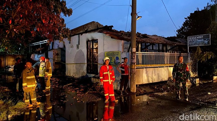 Penampakan 2 rumah terbakar di Buahbatu, Kota Bandung, Rabu (23/9/2025).